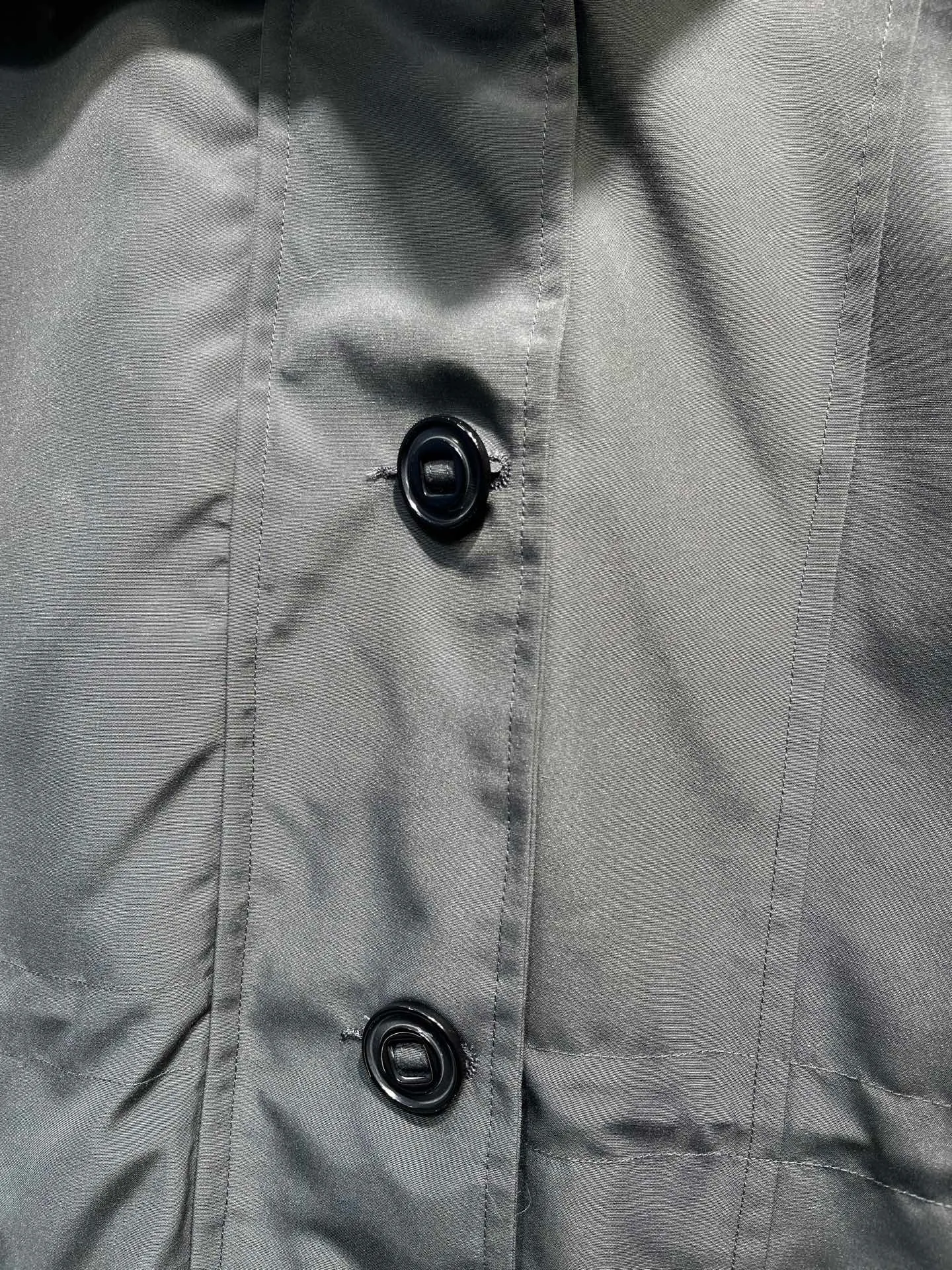 P860 Canada goose/Canada Goose 05 model 2580LA CANADA GOOSE/Canada Goose Rossclair parka women's down jacket, authentic original clothing molding, all accessories are custom-made from the original factory. This model is very unique. The zipper at the back can be opened to change into a dovetail style, with diagonal pockets and a layer of hidden pockets underneath. The official website has become a popular model. The softness and hardness of the fabric are compared with the genuine ones. It can be restored by kneading at will (fabric misunderstanding: fabrics with high hardness are not waterproof. Only those who buy the latest genuine version this year will notice the softness and comfort of the fabrics). The down is synchronized with the genuine white duck down. It is fluffy and not lumpy. The electronically controlled down charging machine is used to fill the zippers with customized genuine YKK zippers. High hardness and no lag. The fur collar is purchased from the same manufacturer as Wolf Hair. (Cooperative factory 2019 Canadian wolf skin auction and Big Goose official auction of wolf skin fur collars on the same site) All workmanship and wiring are controlled by workers with more than ten years of service. They must be horizontal and vertical, and are not crooked. The density of the inner wiring is more exquisite. Compare at will. Big goose label, collar label, washed label, hang tag, zipper rope, pocket label, back label, collar velvet, Velcro fasteners, all details of the cuffs are updated simultaneously with the original product, the best version, and the most complete color matching. The fighter in World 05 battles various world goods. Size: XS-XL